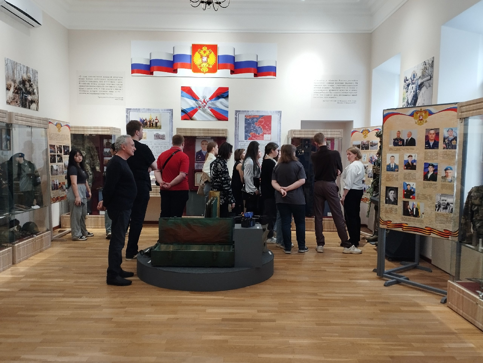 Посещение студентами патриотической выставки «Своих не бросаем»